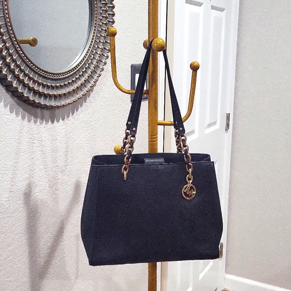 Black embossed flower purse